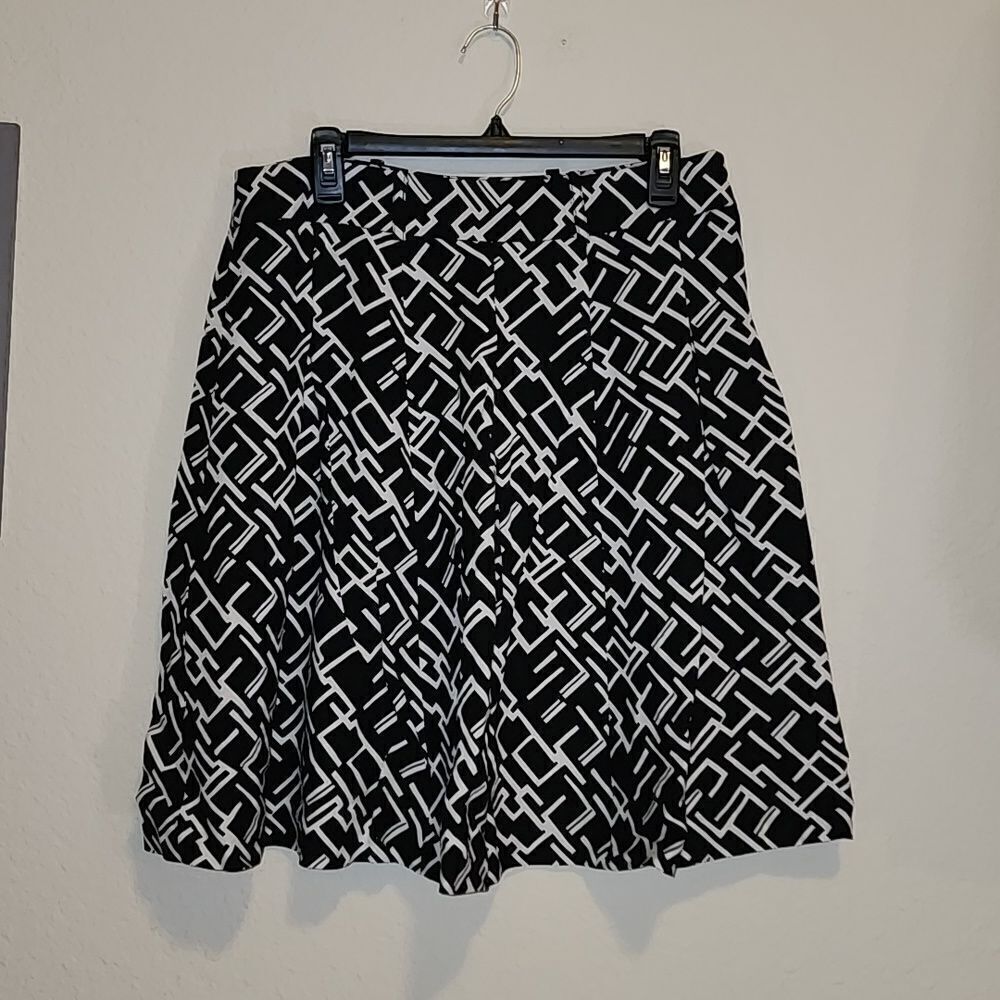 Larry Levine 10 Black & White Skirt
